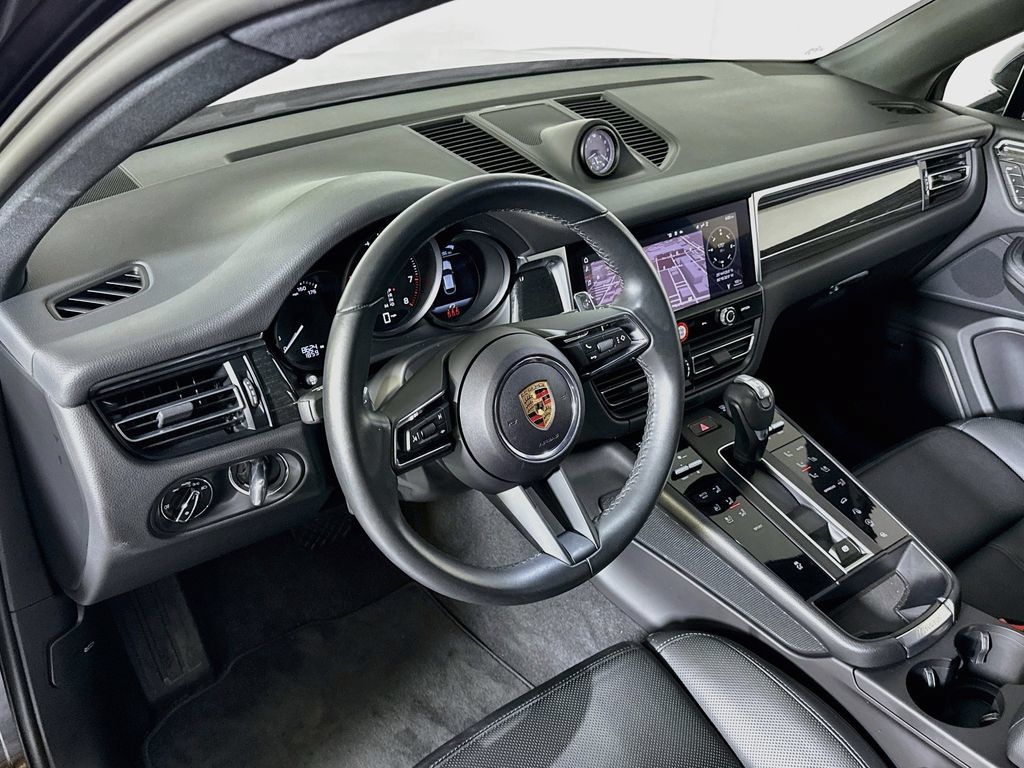 Certified 2024 Porsche Macan AWD/4WD image 4