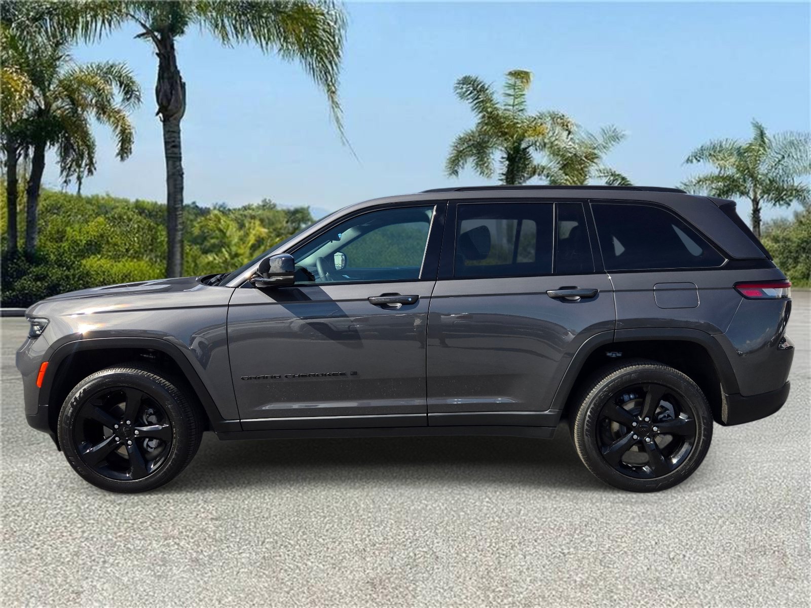 Certified 2025 Jeep Grand Cherokee Altitude RWD image 2