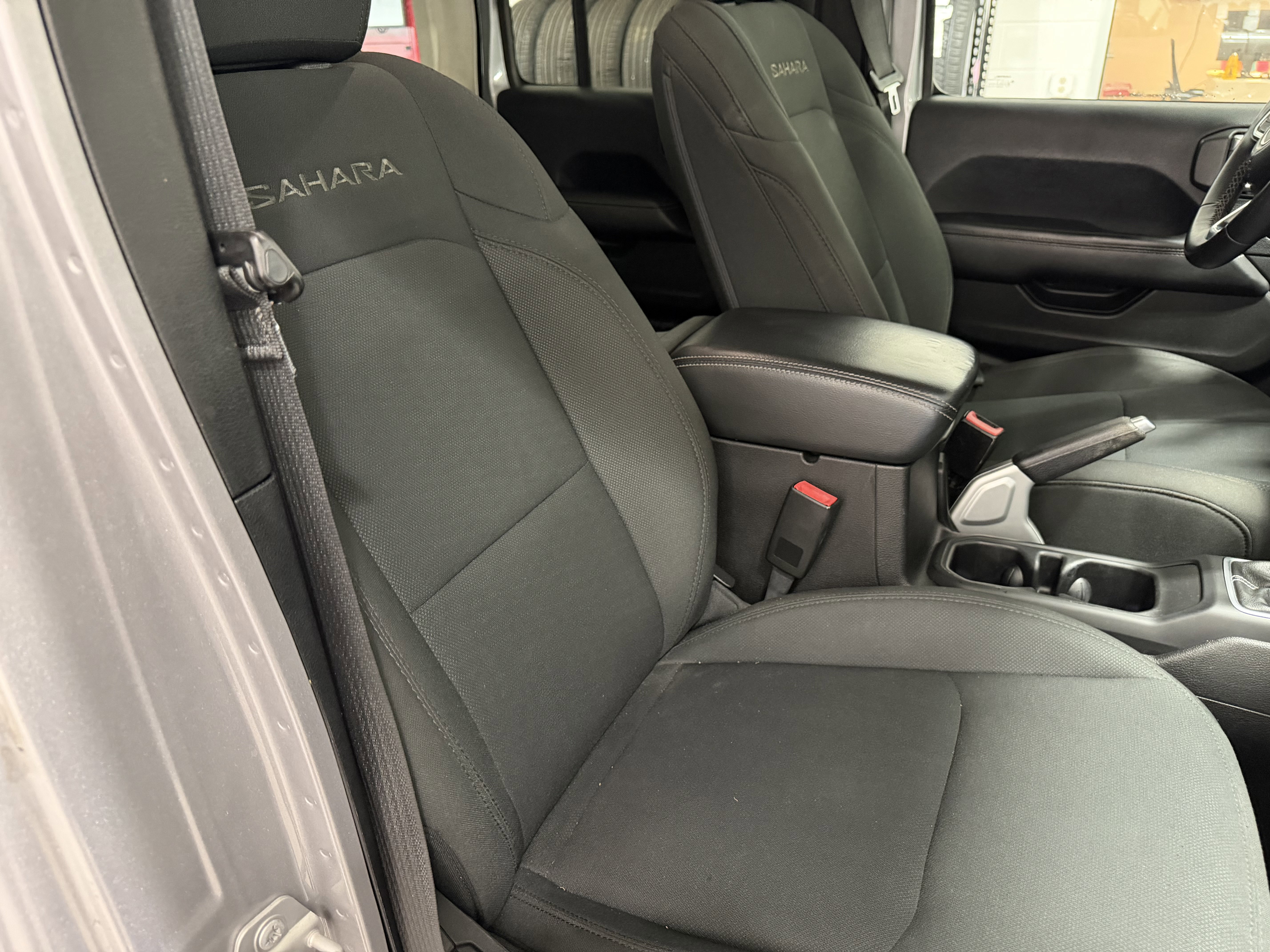 Used 2018 Jeep Wrangler Unlimited Sahara image 26