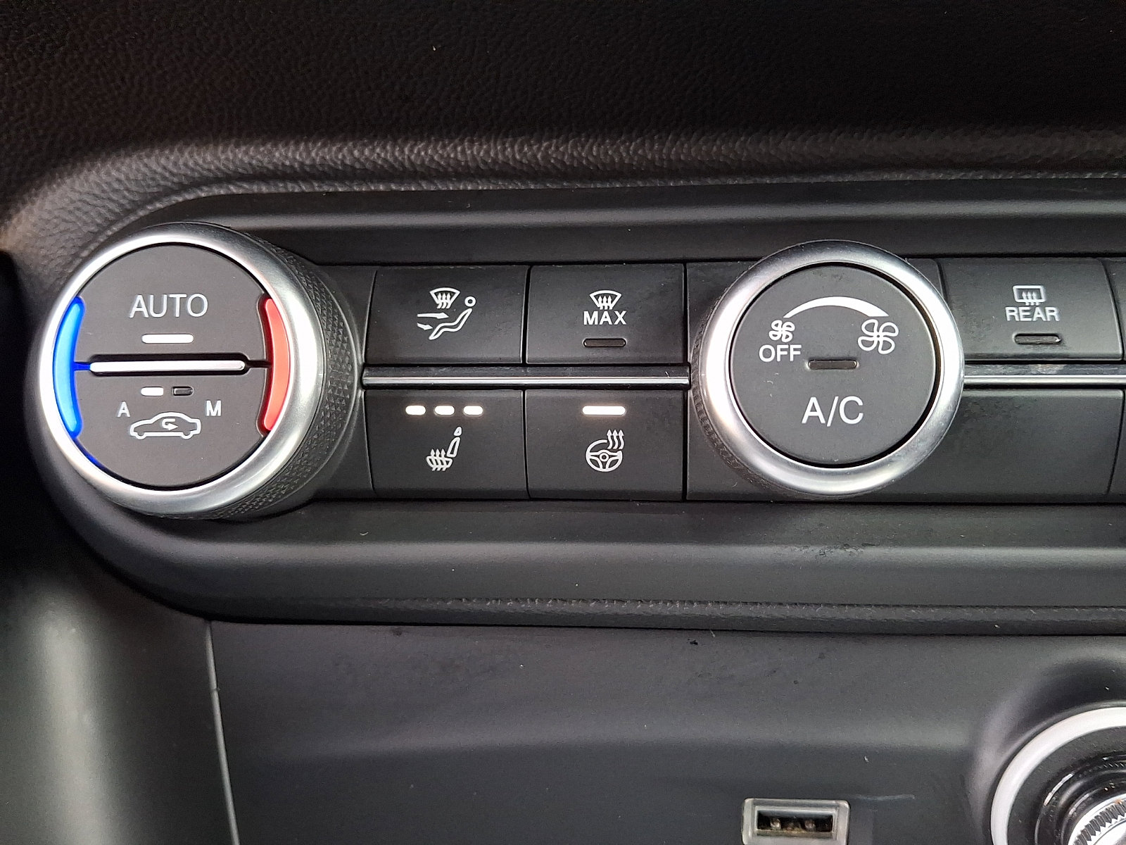 Used 2024 Alfa Romeo Stelvio Ti image 27