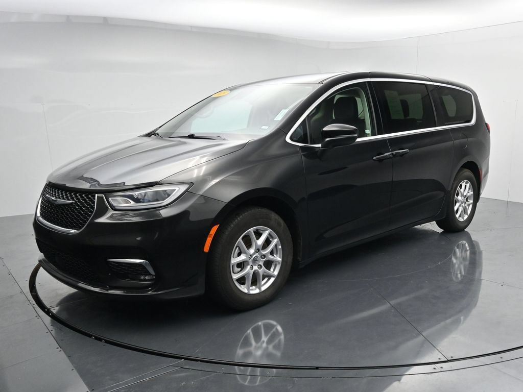 Used 2023 Chrysler Pacifica Touring-L FWD image 4