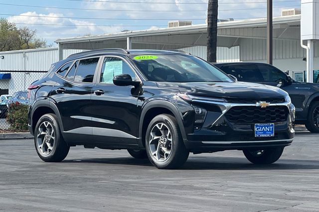 Used 2025 Chevrolet Trax LT w/ LT Convenience Package image 2