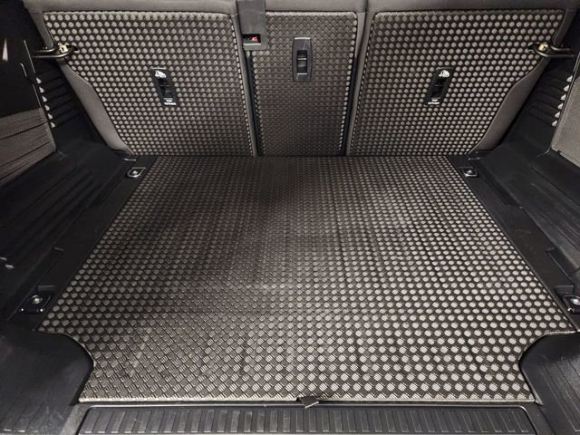 Used 2025 Land Rover Defender 110 S image 33