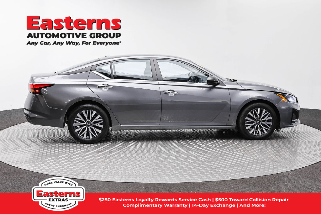 Used 2025 Nissan Altima 2.5 SV FWD image 5