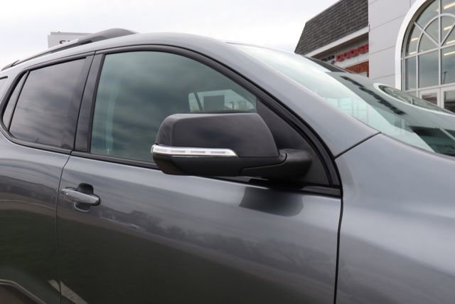 Used 2021 GMC Acadia AT4 image 2