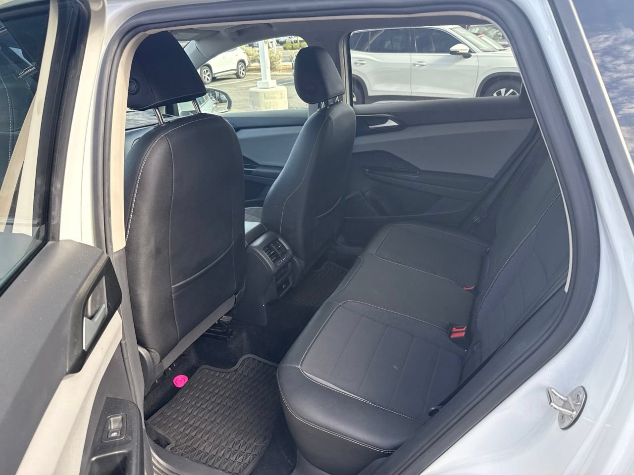Used 2022 Volkswagen Taos SE w/ Panoramic Sunroof Package FWD image 5