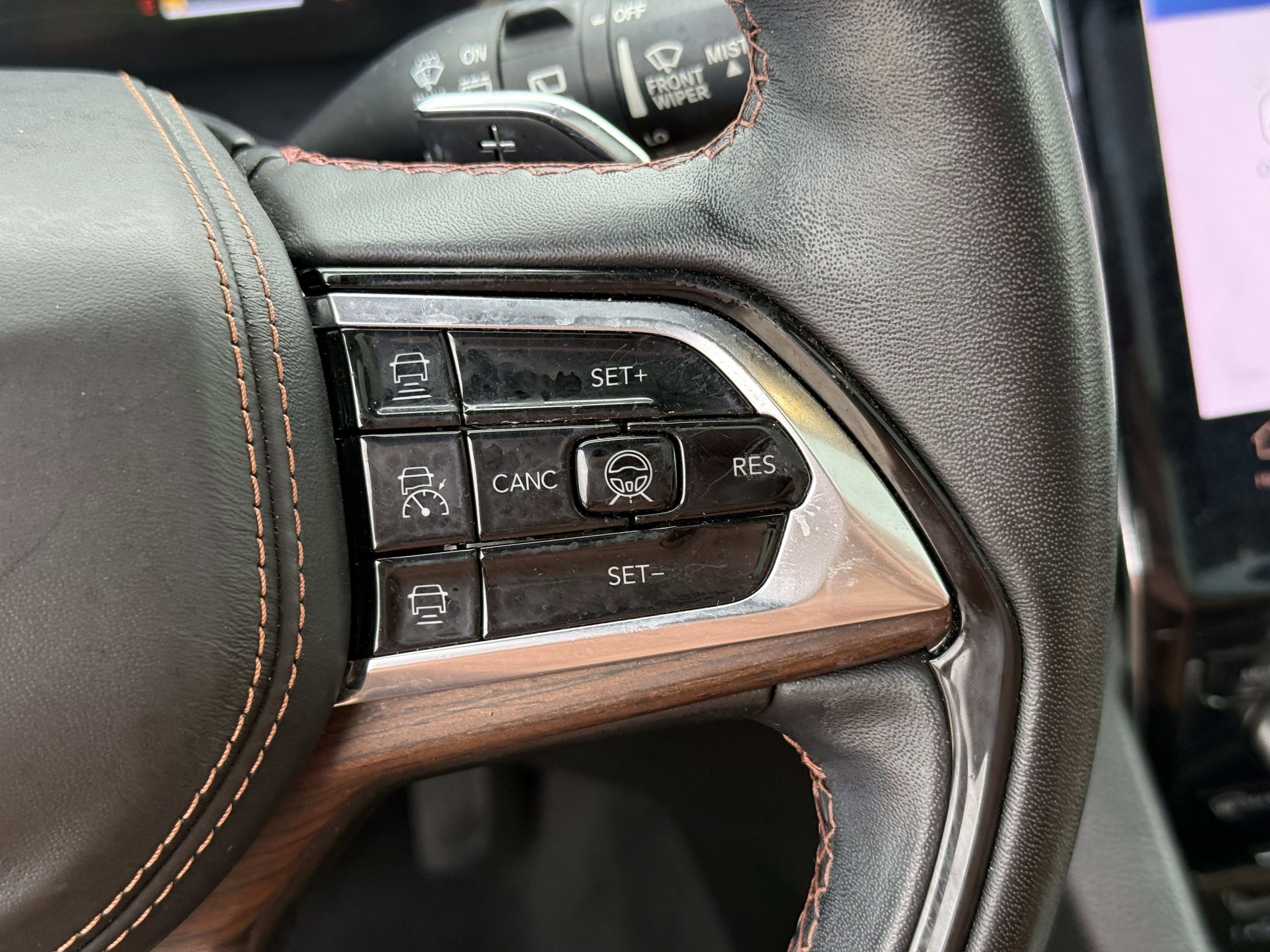 Used 2022 Jeep Grand Cherokee Summit w/ Luxury Tech Group V image 17