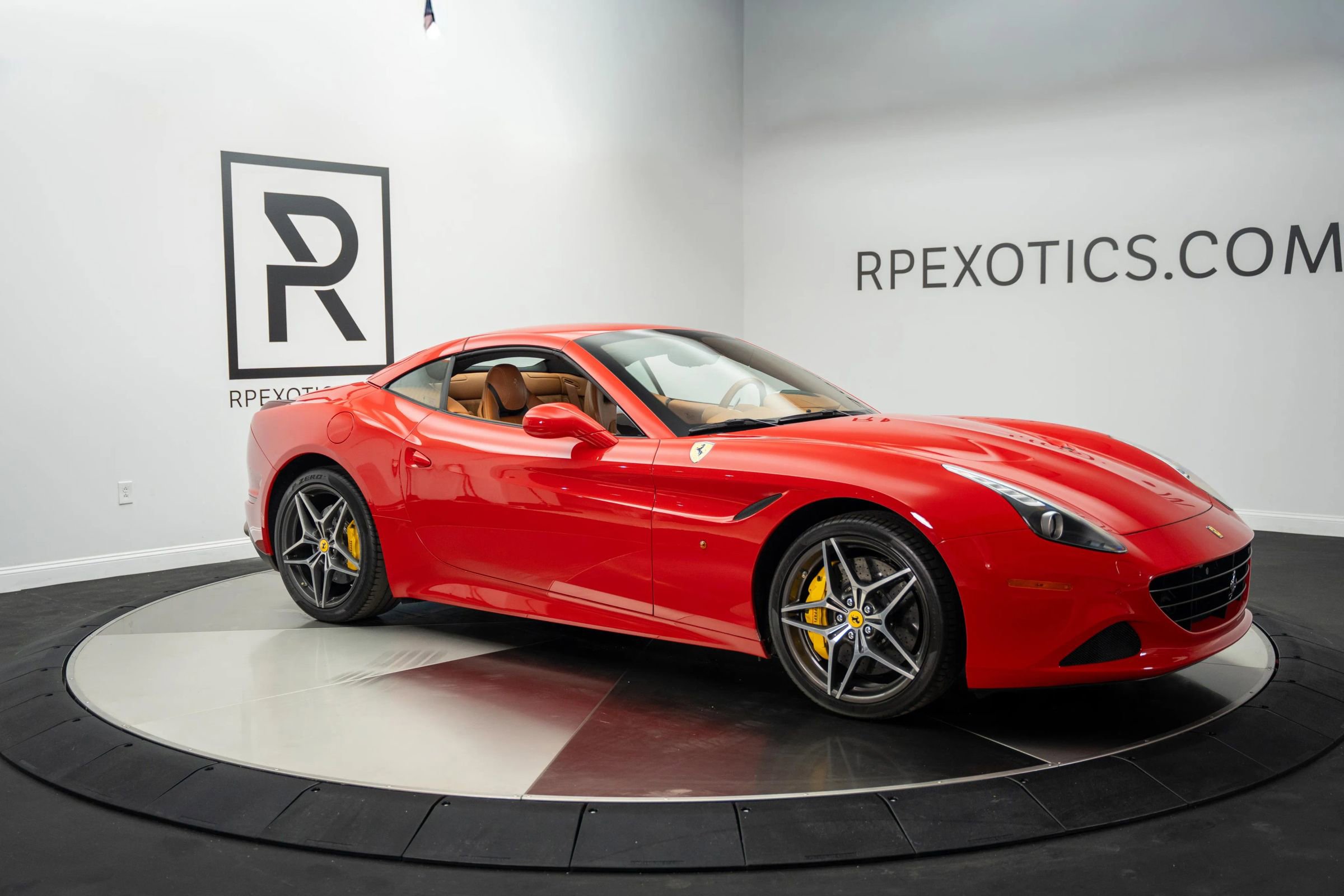 Used 2015 Ferrari California T image 11