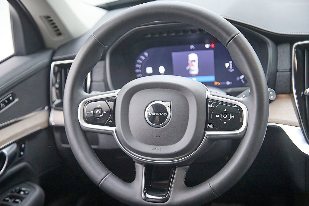 Used 2025 Volvo XC90 B6 Plus image 29