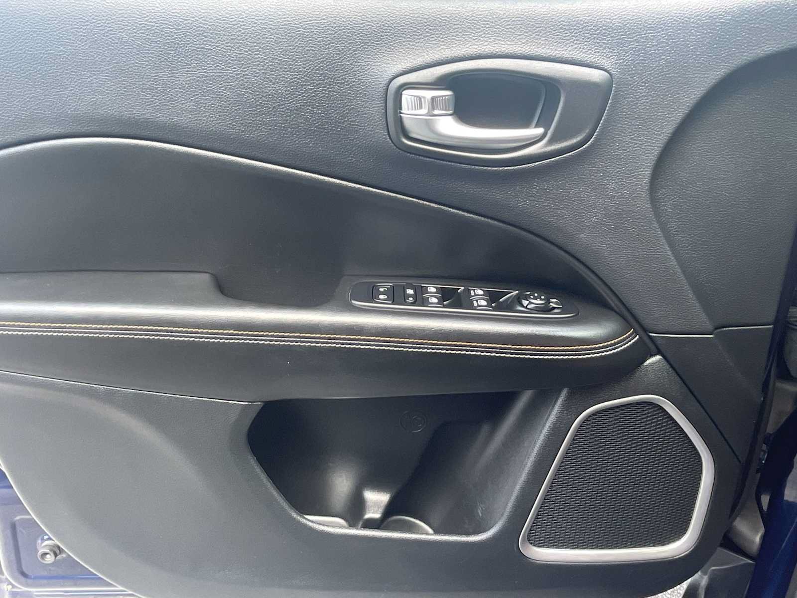 Used 2018 Jeep Compass Sport w/ Tech Group FWD image 11