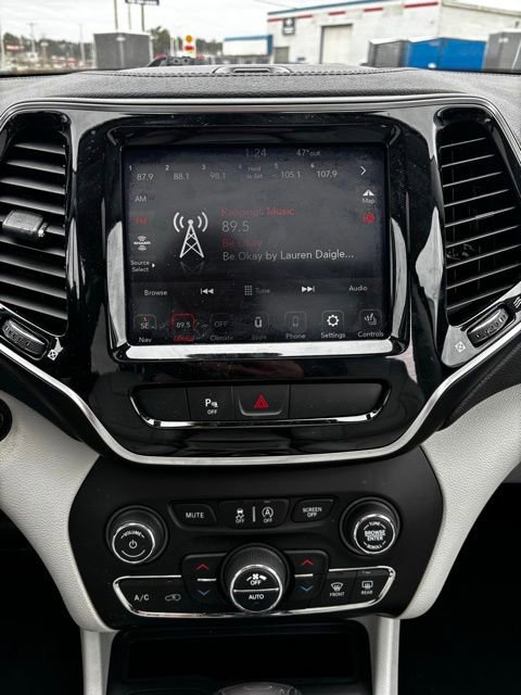 Used 2019 Jeep Cherokee Latitude Plus w/ Cold Weather Group image 23