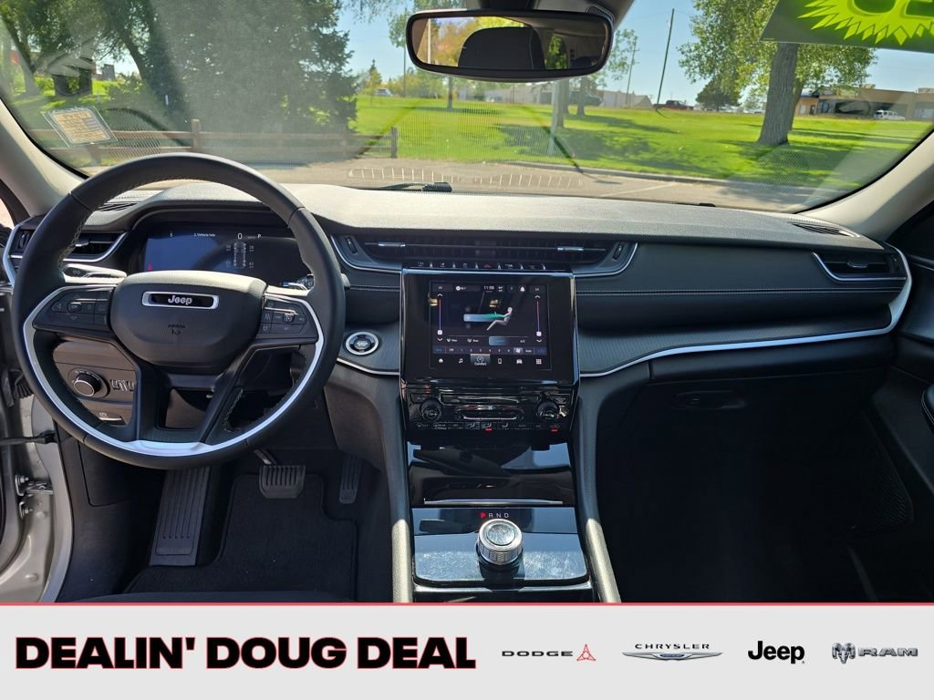 Used 2023 Jeep Grand Cherokee Laredo image 13