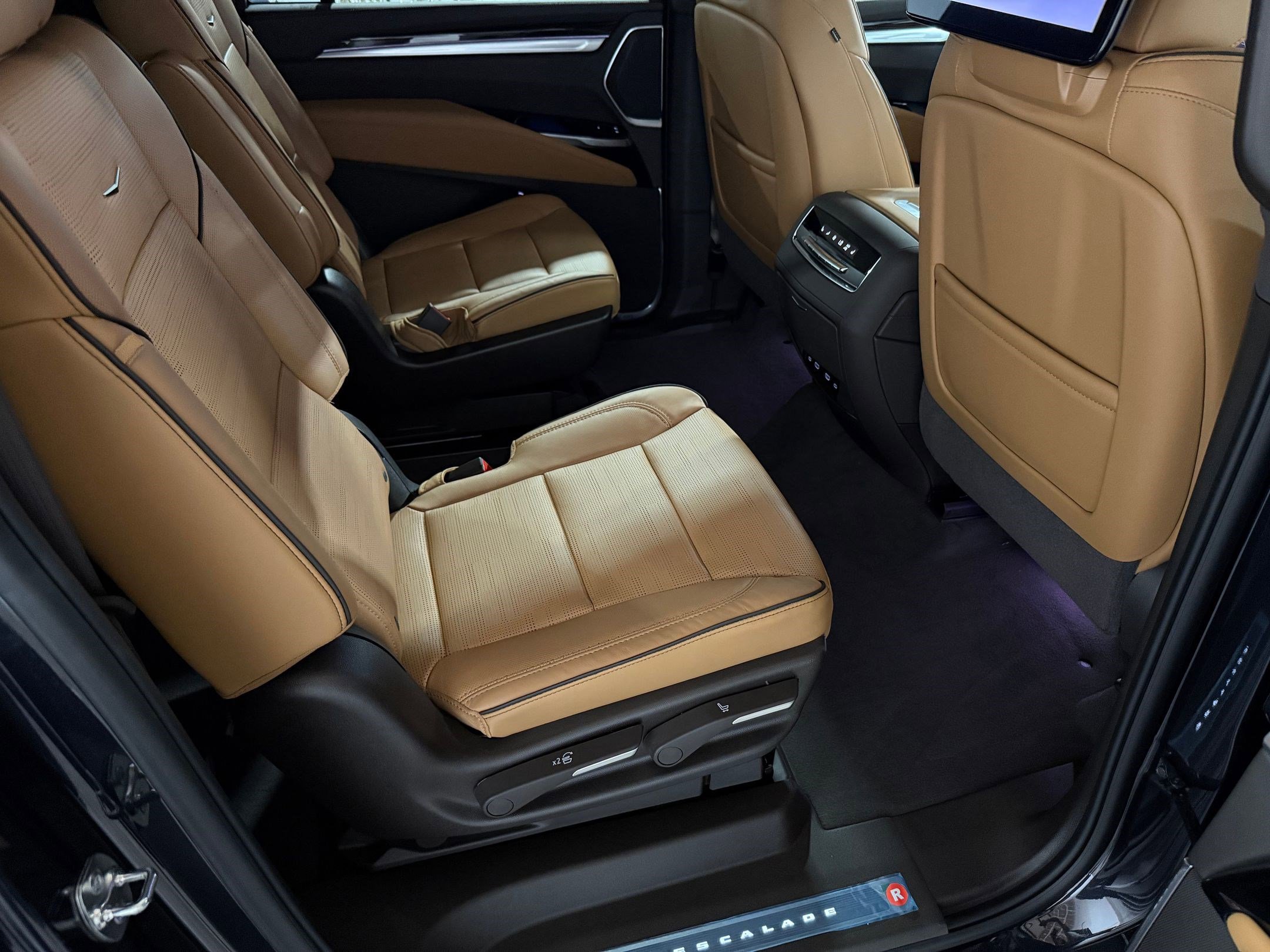 New 2026 Cadillac Escalade ESV Luxury AWD/4WD image 51