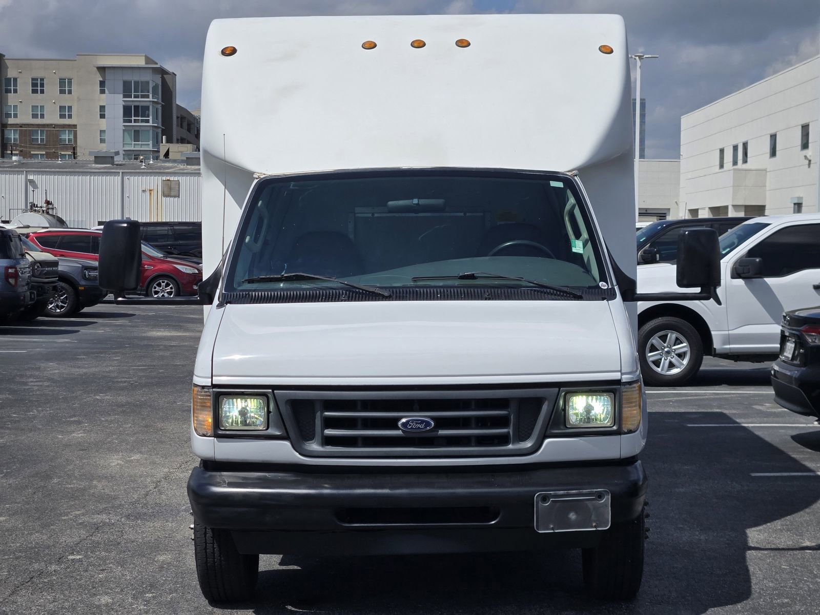 Used 2003 Ford E-350 and Econoline 350 Super Duty RWD image 2