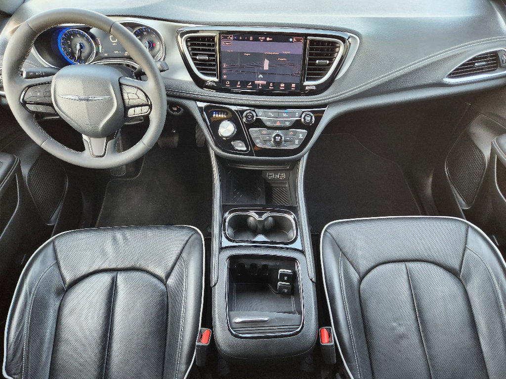 Used 2025 Chrysler Pacifica Limited image 26