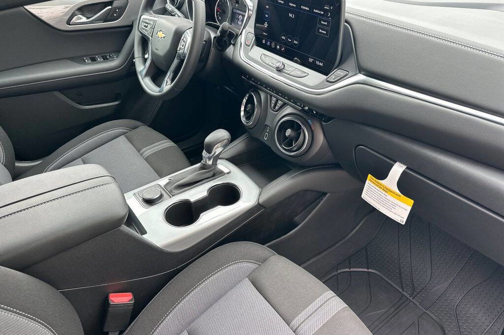 New 2025 Chevrolet Blazer LT w/ Midnight/Sport Edition image 17