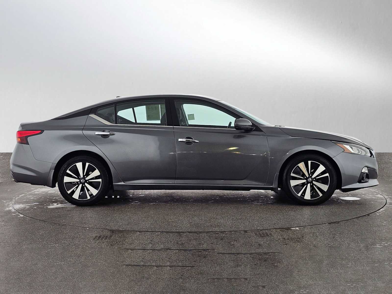 Used 2020 Nissan Altima 2.5 SV image 2