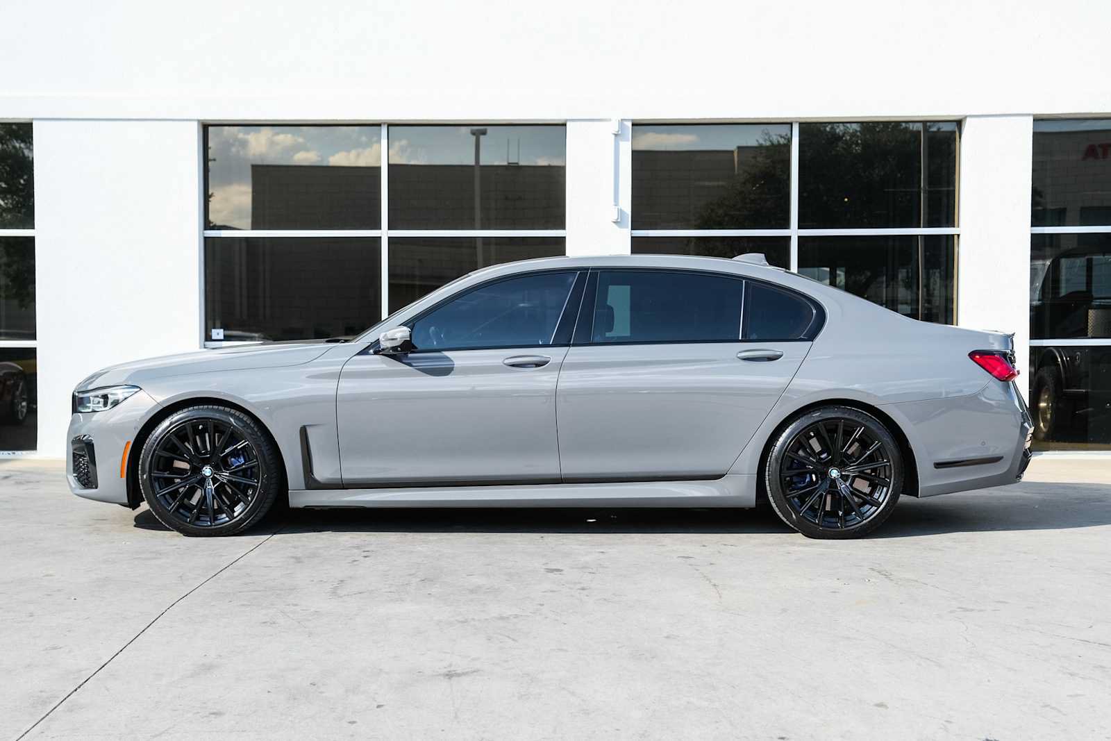 Used 2022 BMW M760i xDrive w/ Luxury Rear Seating Package AWD/4WD image 19
