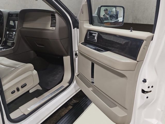 Used 2016 Lincoln Navigator Select image 18