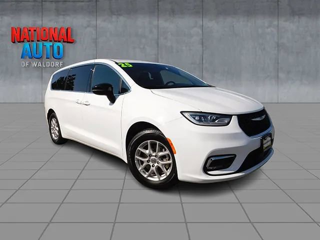 Used 2025 Chrysler Pacifica Select