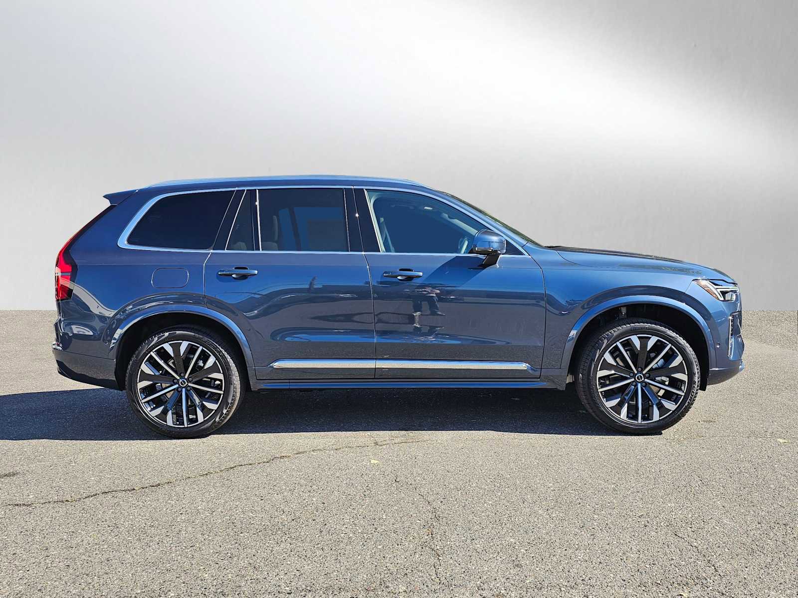 New 2026 Volvo XC90 B6 Plus image 2