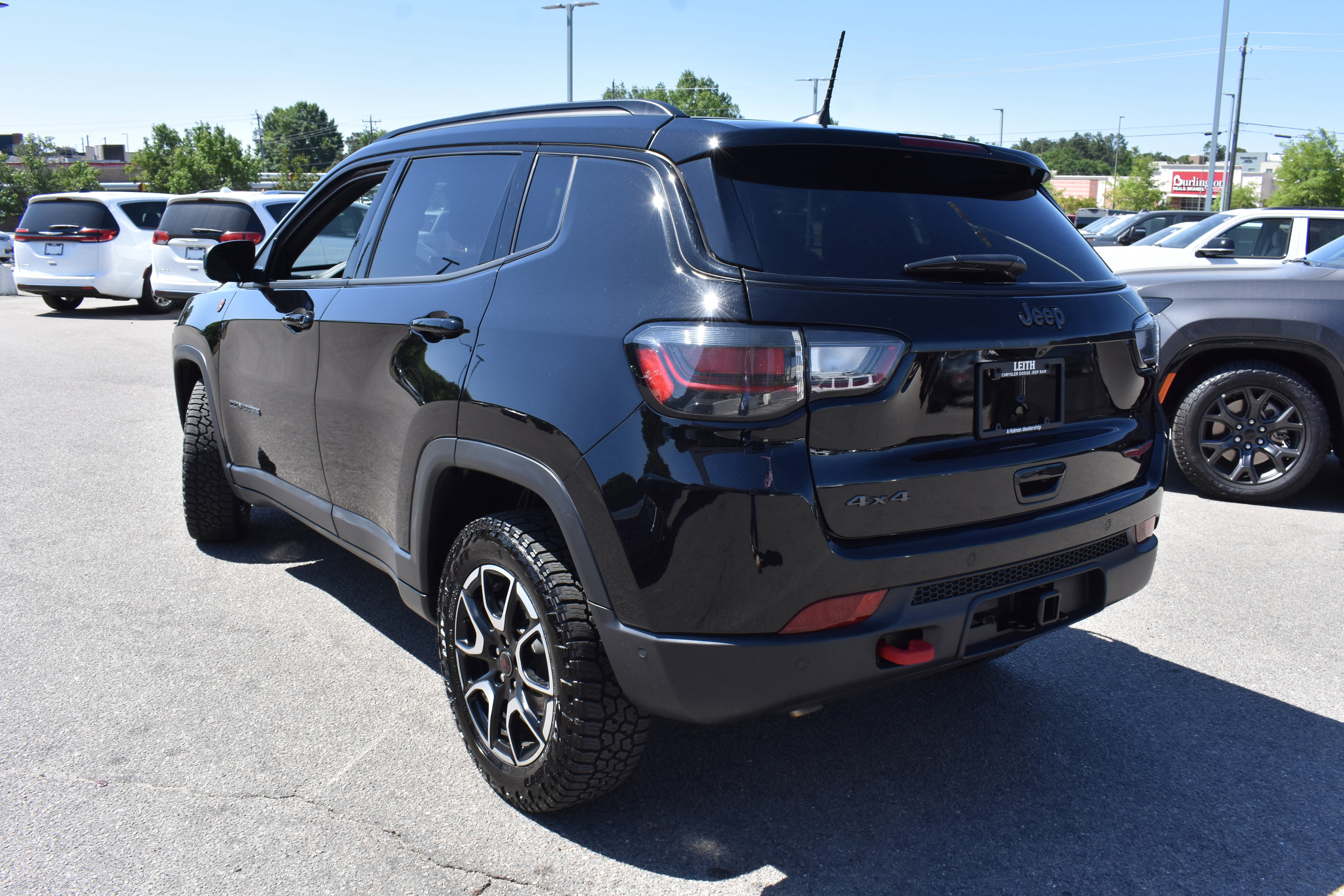 Used 2025 Jeep Compass Trailhawk w/ Trailhawk Elite Group image 7