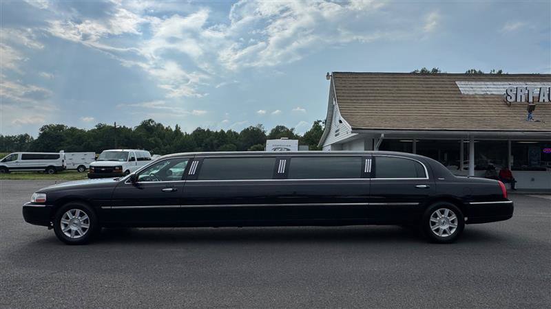 Used 2008 Lincoln Town Car Executive RWD image 13