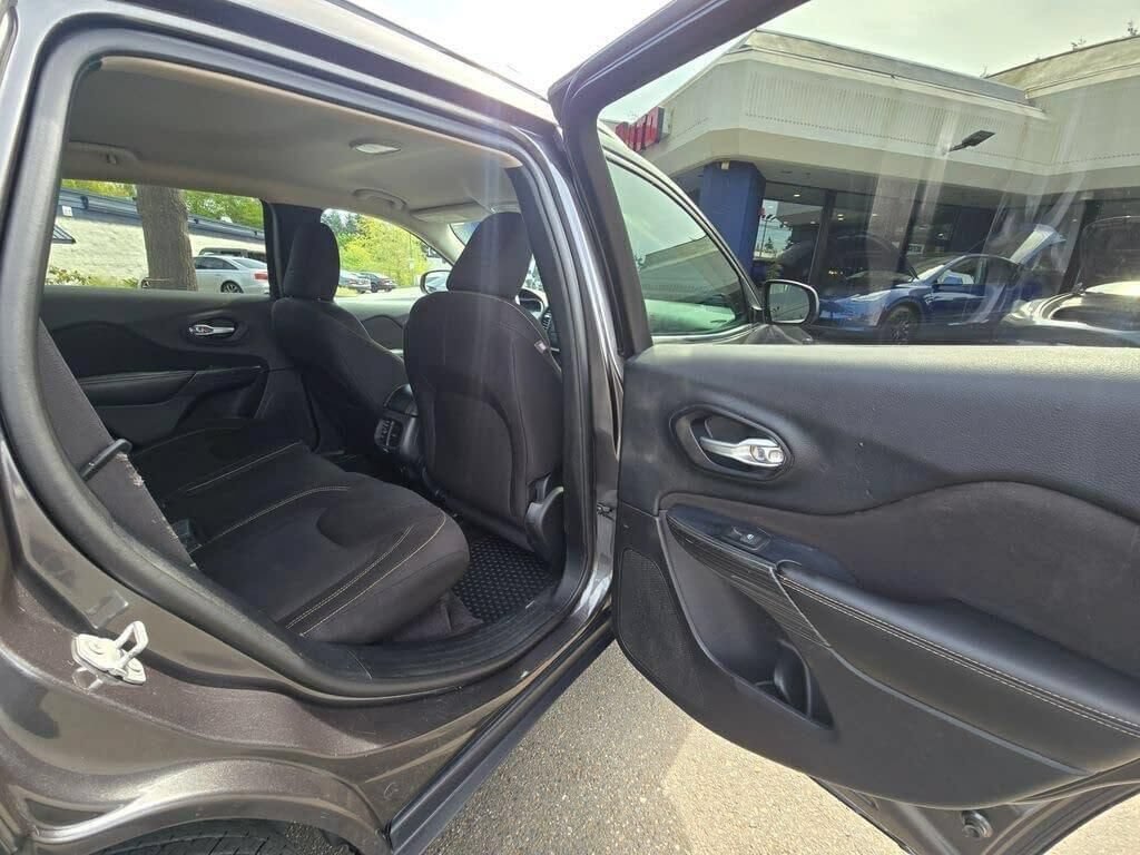 Used 2016 Jeep Cherokee Latitude w/ Cold Weather Group AWD/4WD image 12