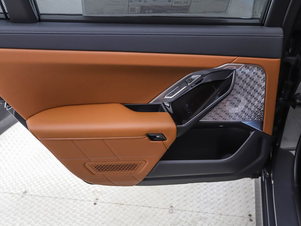 New 2026 BMW 750e xDrive image 18