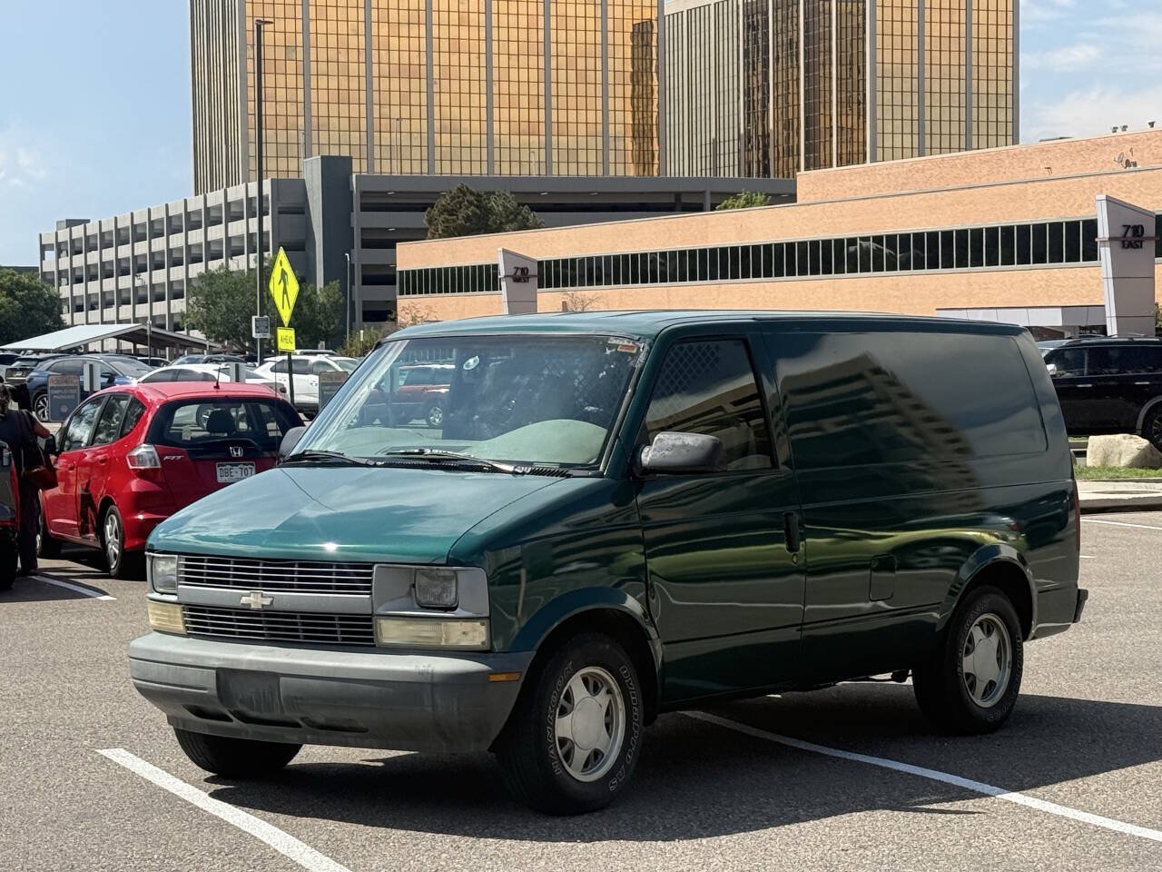 Used 2000 Chevrolet Astro AWD w/ Convenience Group image 1