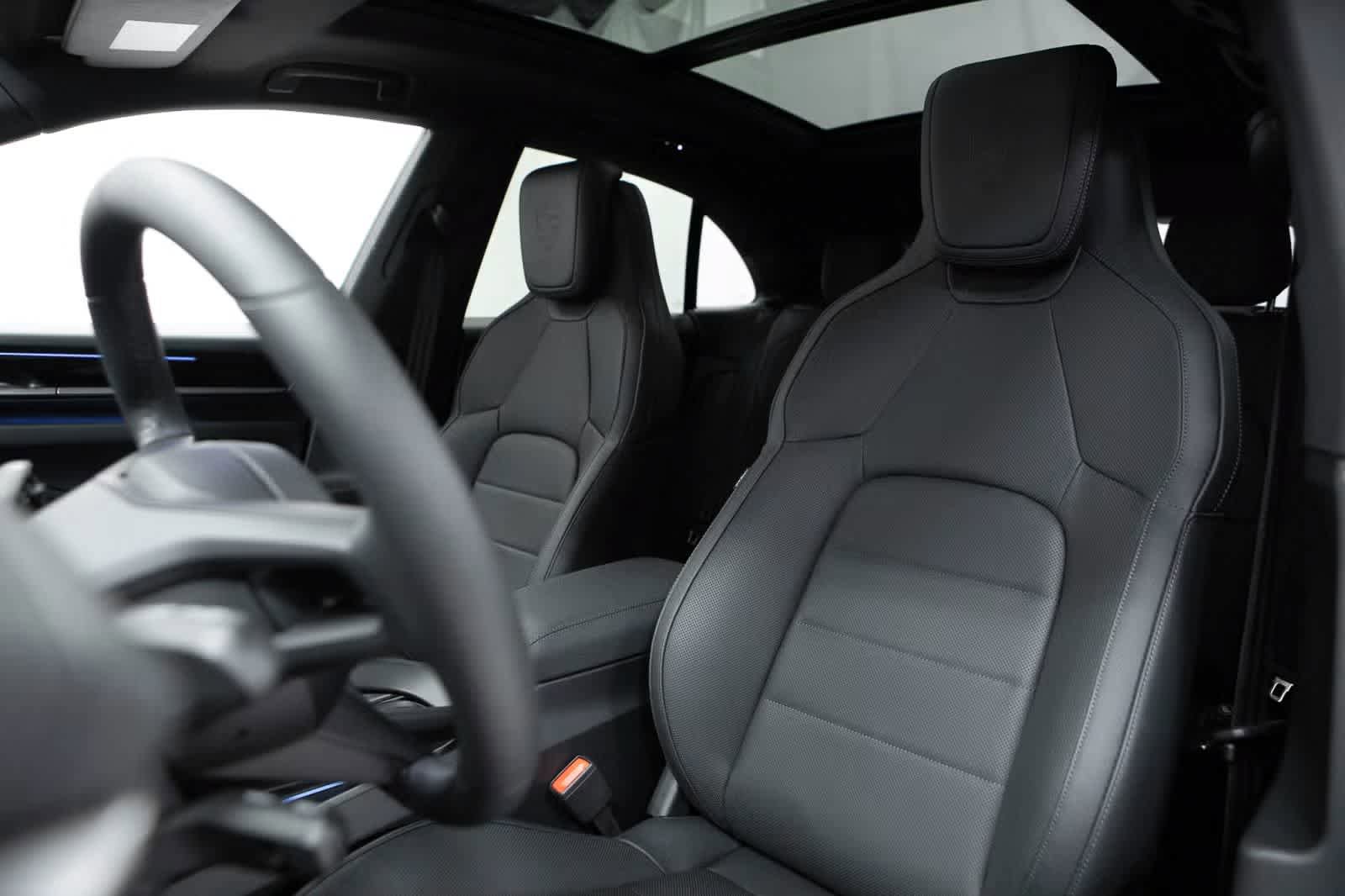 Certified 2025 Porsche Macan 4 Electric AWD/4WD image 5