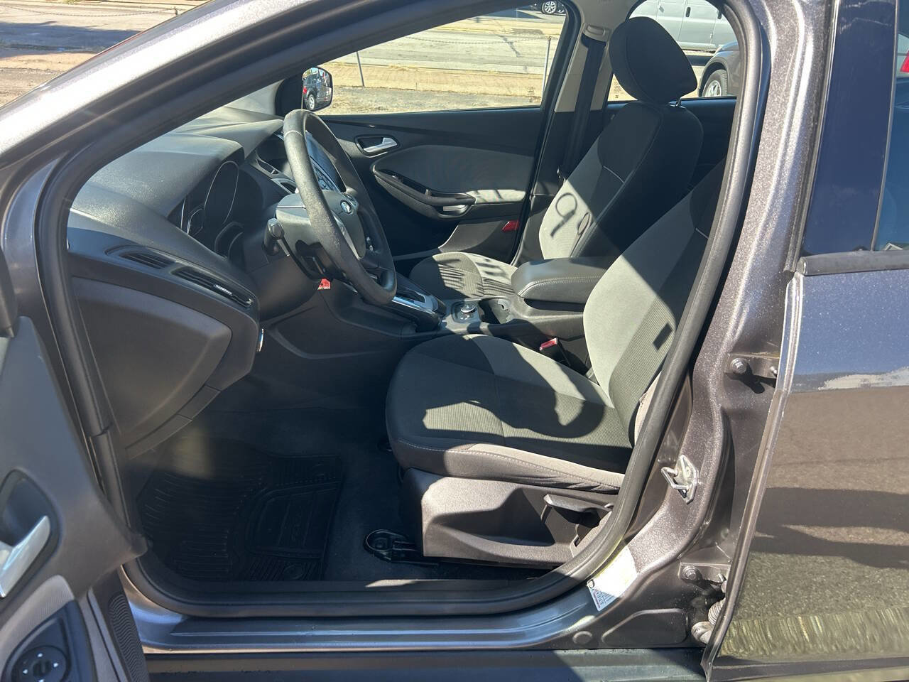 Used 2013 Ford Focus SE w/ SE Winter Pkg image 14