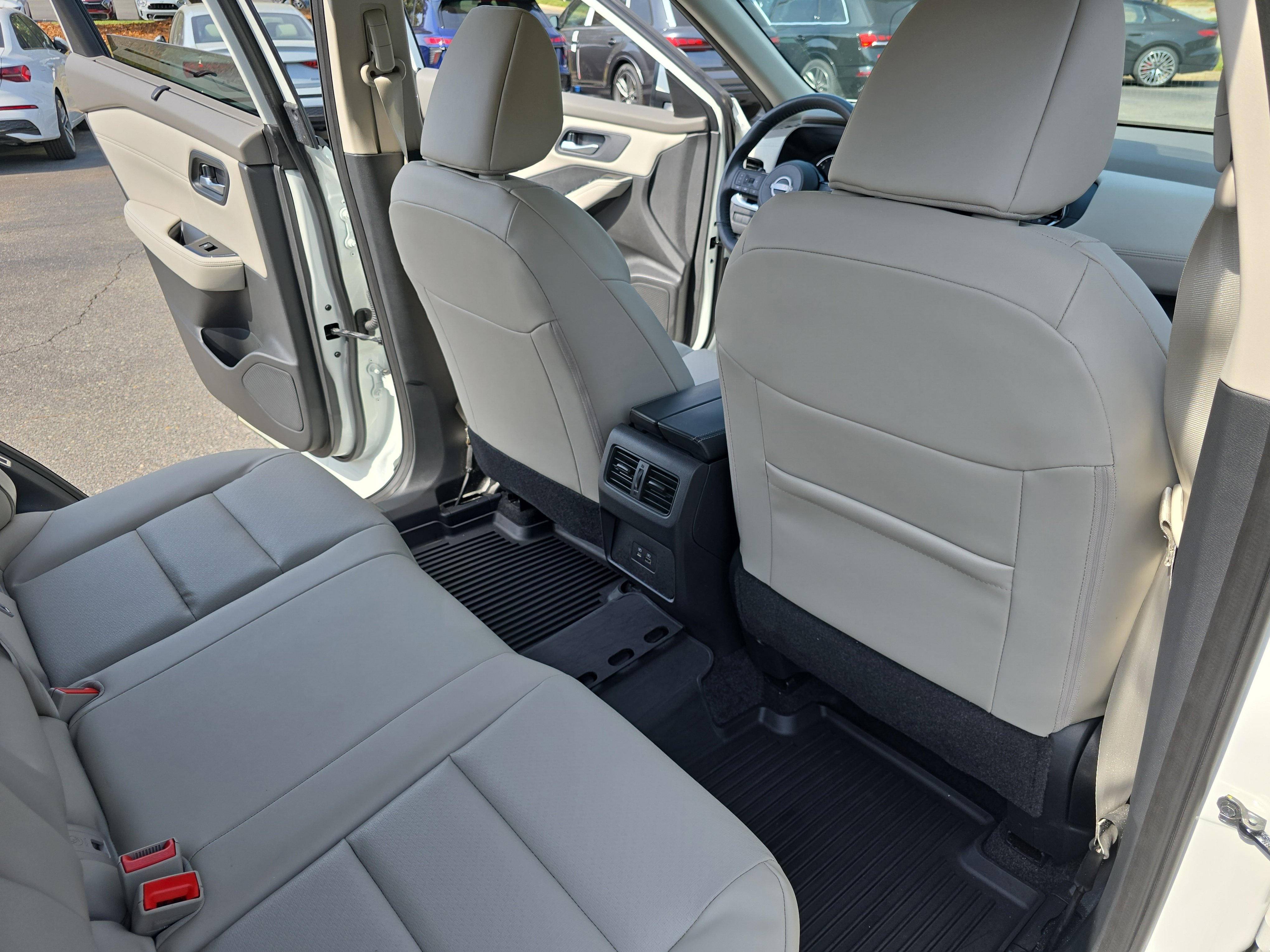 Used 2023 Nissan Rogue SV w/ SV Premium B Package FWD image 11