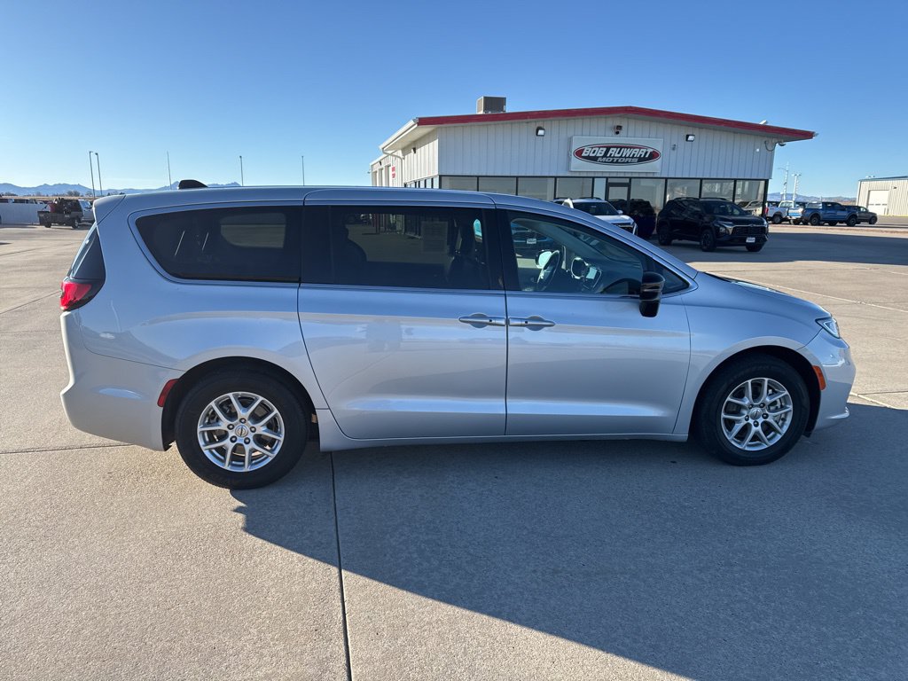 Used 2024 Chrysler Pacifica Touring-L FWD image 8