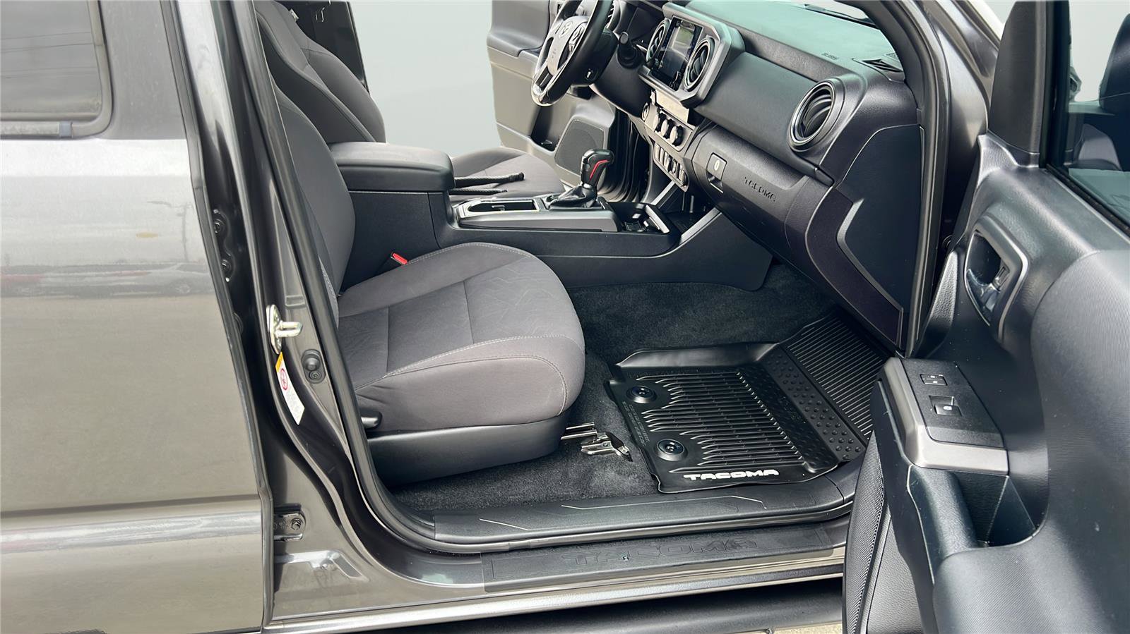 Used 2018 Toyota Tacoma TRD Sport w/ Technology Package RWD image 13