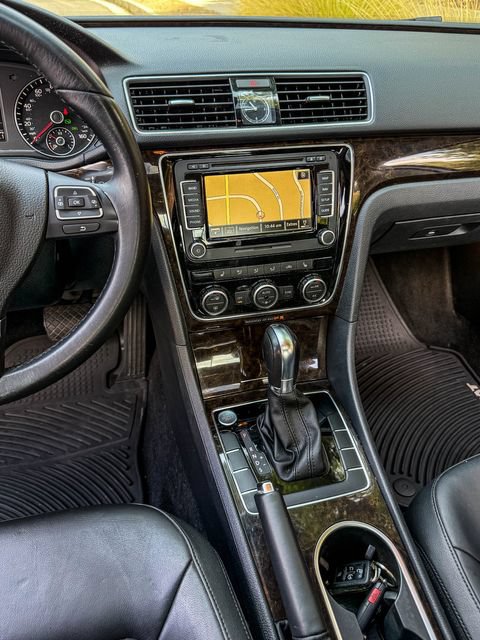 Used 2015 Volkswagen Passat 1.8T SEL Premium FWD image 8
