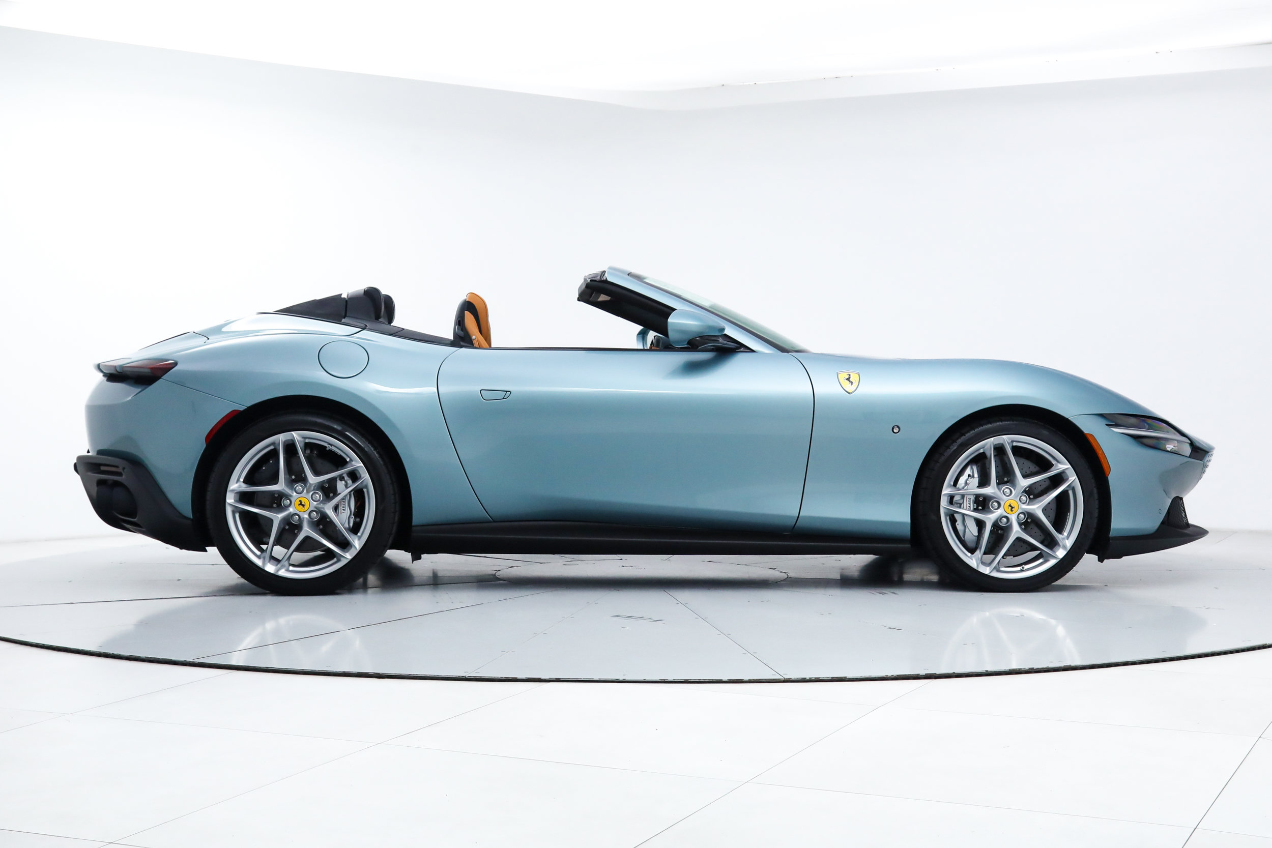 Certified 2025 Ferrari Roma Spider RWD image 10