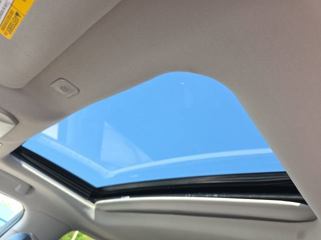 Used 2024 Toyota Highlander XLE AWD/4WD image 2