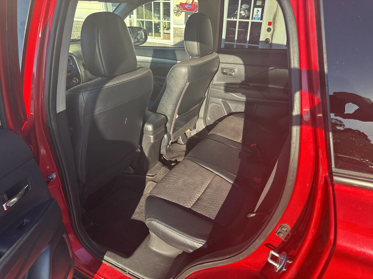 Used 2015 Mitsubishi Outlander SE image 19