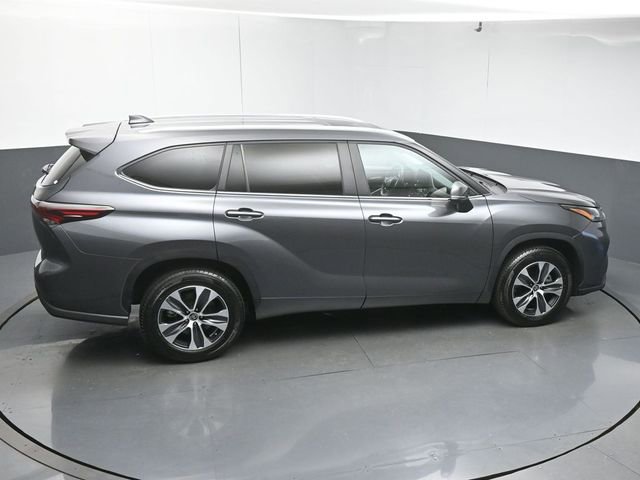 Used 2024 Toyota Highlander XLE FWD image 48