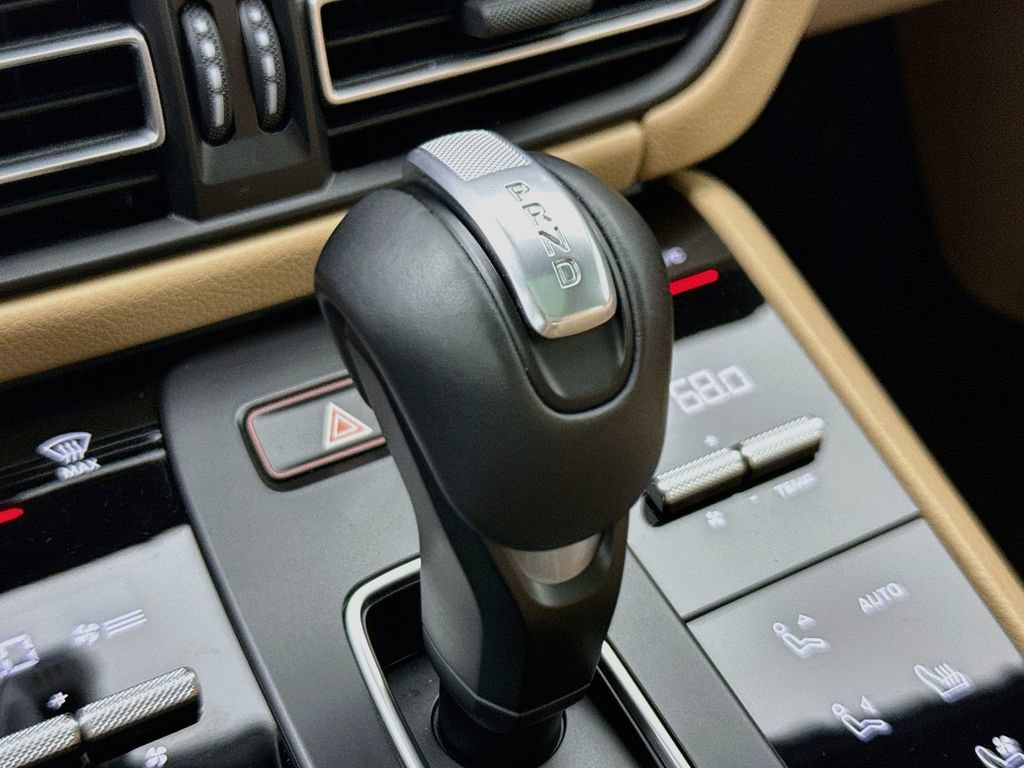 Certified 2025 Porsche Macan AWD/4WD image 21