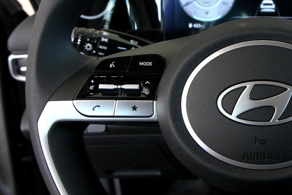 Used 2024 Hyundai Elantra SEL image 16
