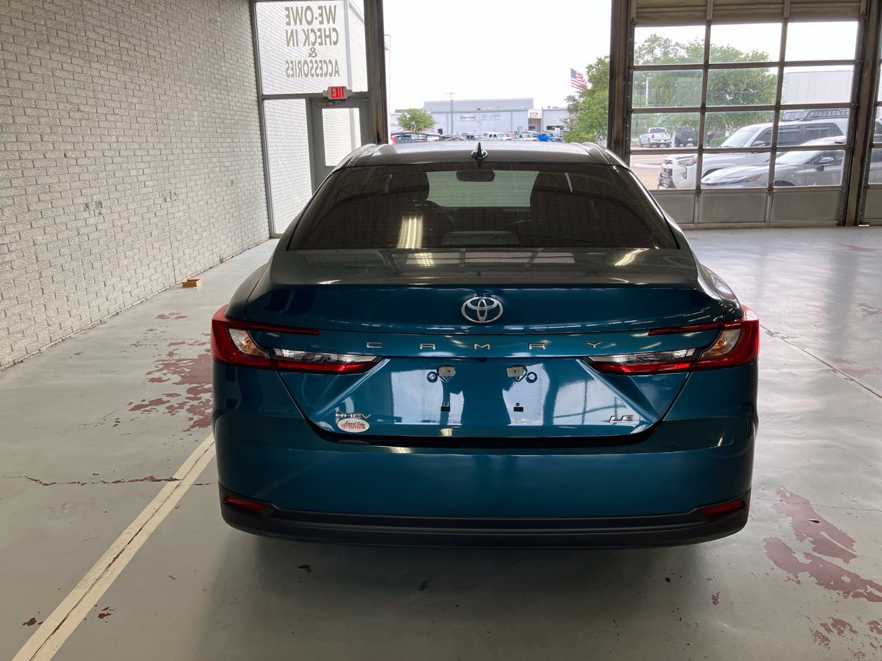Used 2025 Toyota Camry LE w/ Convenience Package FWD image 4