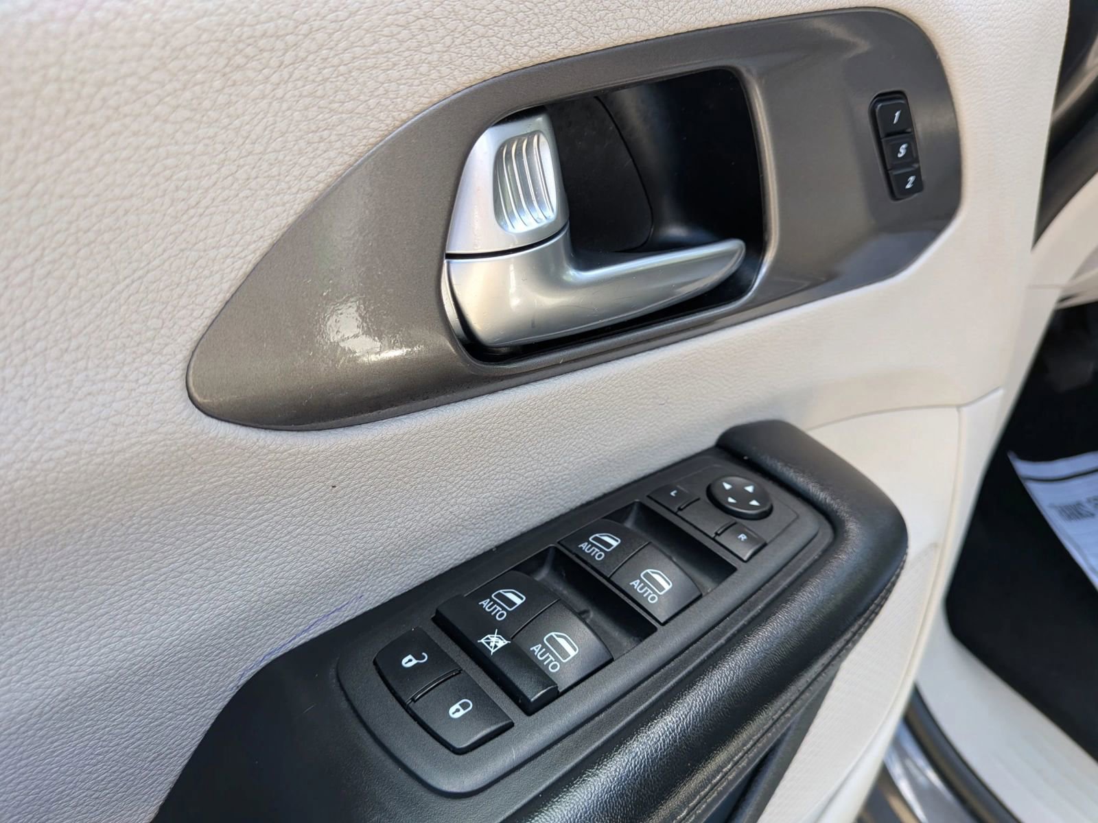 Used 2022 Chrysler Pacifica Touring-L w/ Uconnect Theater Family Group FWD image 29