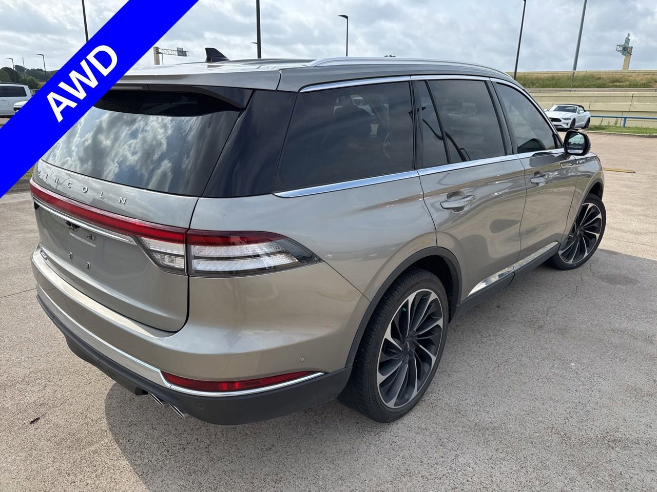Used 2023 Lincoln Aviator Reserve w/ Equipment Group 201A AWD/4WD image 11