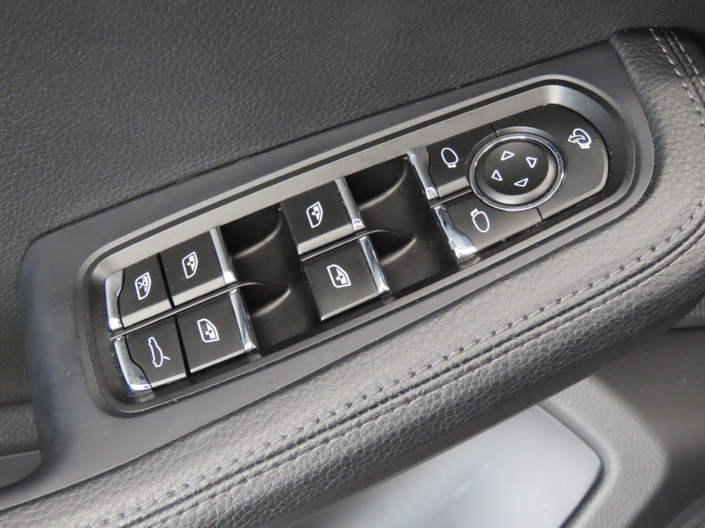 Certified 2025 Porsche Macan AWD/4WD image 38