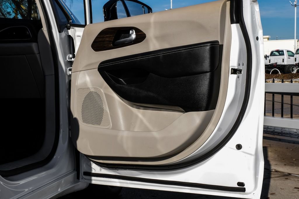 Used 2023 Chrysler Pacifica Limited image 46