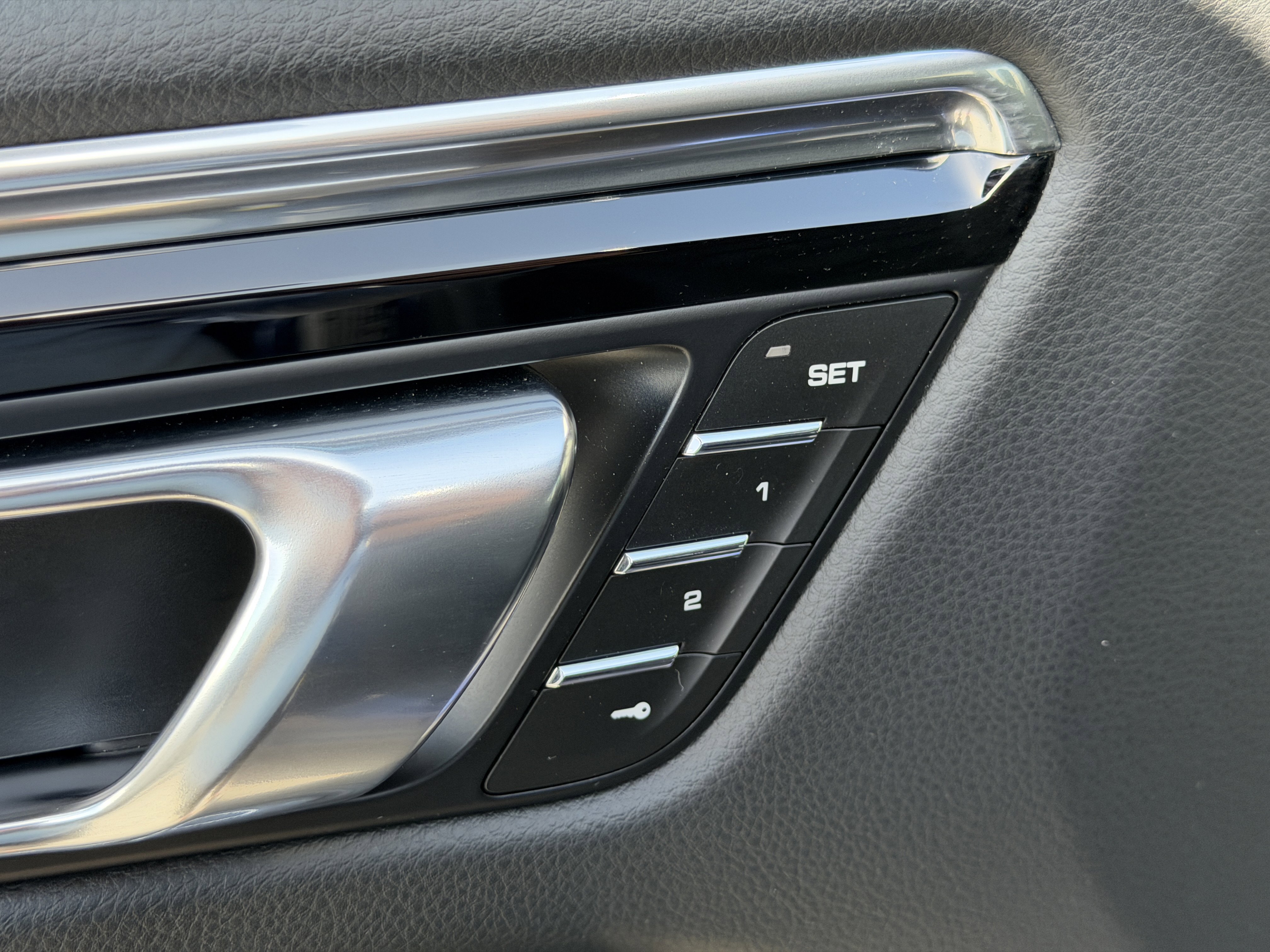 Certified 2025 Porsche Macan image 24