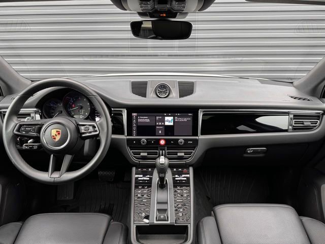 Certified 2025 Porsche Macan AWD/4WD image 17