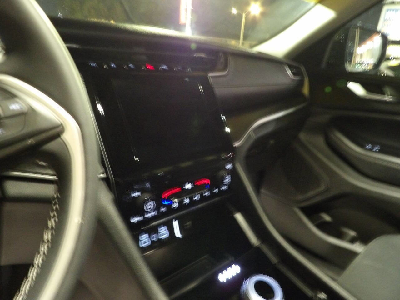 Used 2023 Jeep Grand Cherokee Laredo image 13